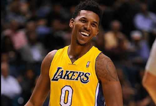 NCAA实力强校亚利桑那大学的Koa Peat前半赛季集锦！大一的Koa Peat是球队得分王，赛季场均14.4分5.4篮板2.9助攻，球队更是开季取得14连胜，还没输过球！ ​