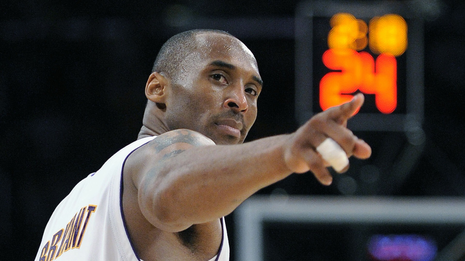 威少是少有的敢在空中多次挑战文班的存在