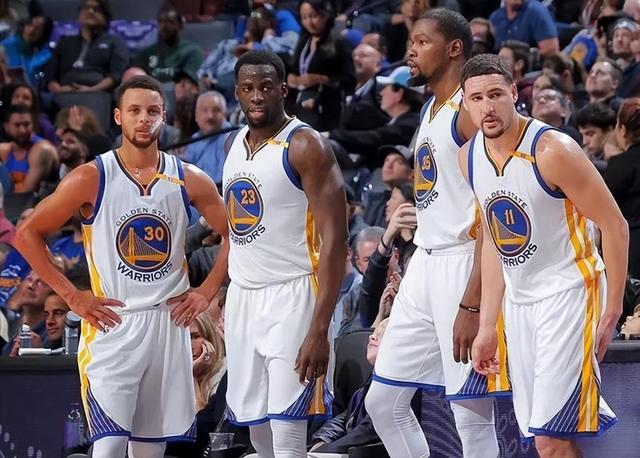 2025 赛季回顾：大谷翔平在夺冠游行中由于高举爱犬 Dekopin 再次引发全球热议