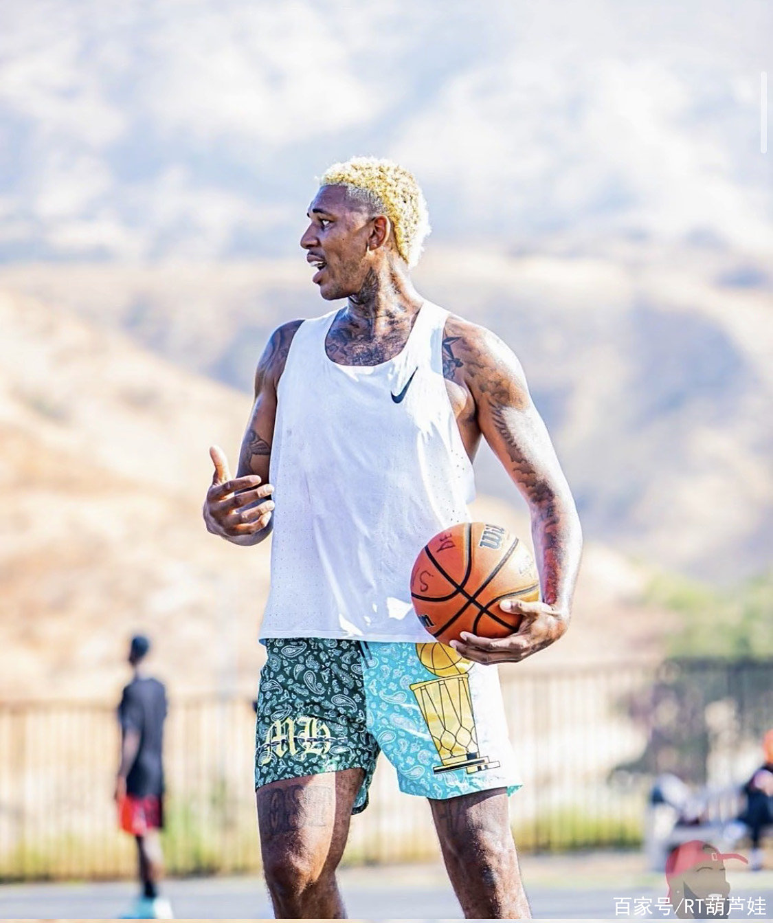 这哥们看起来有点复古球员的感觉啊